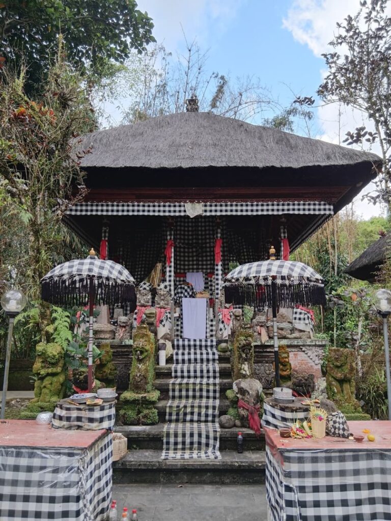Pelinggih gedong simpen